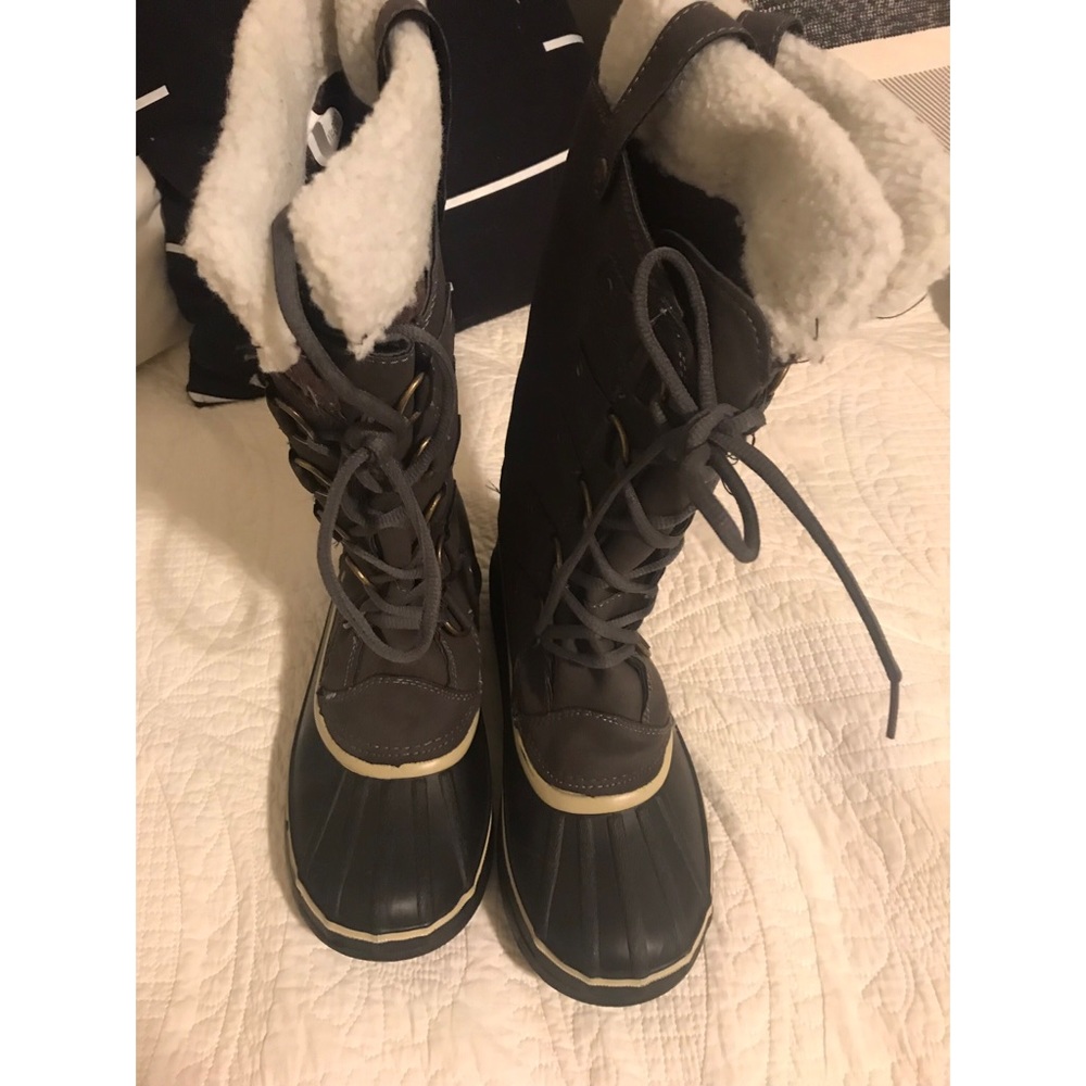 Snow boots